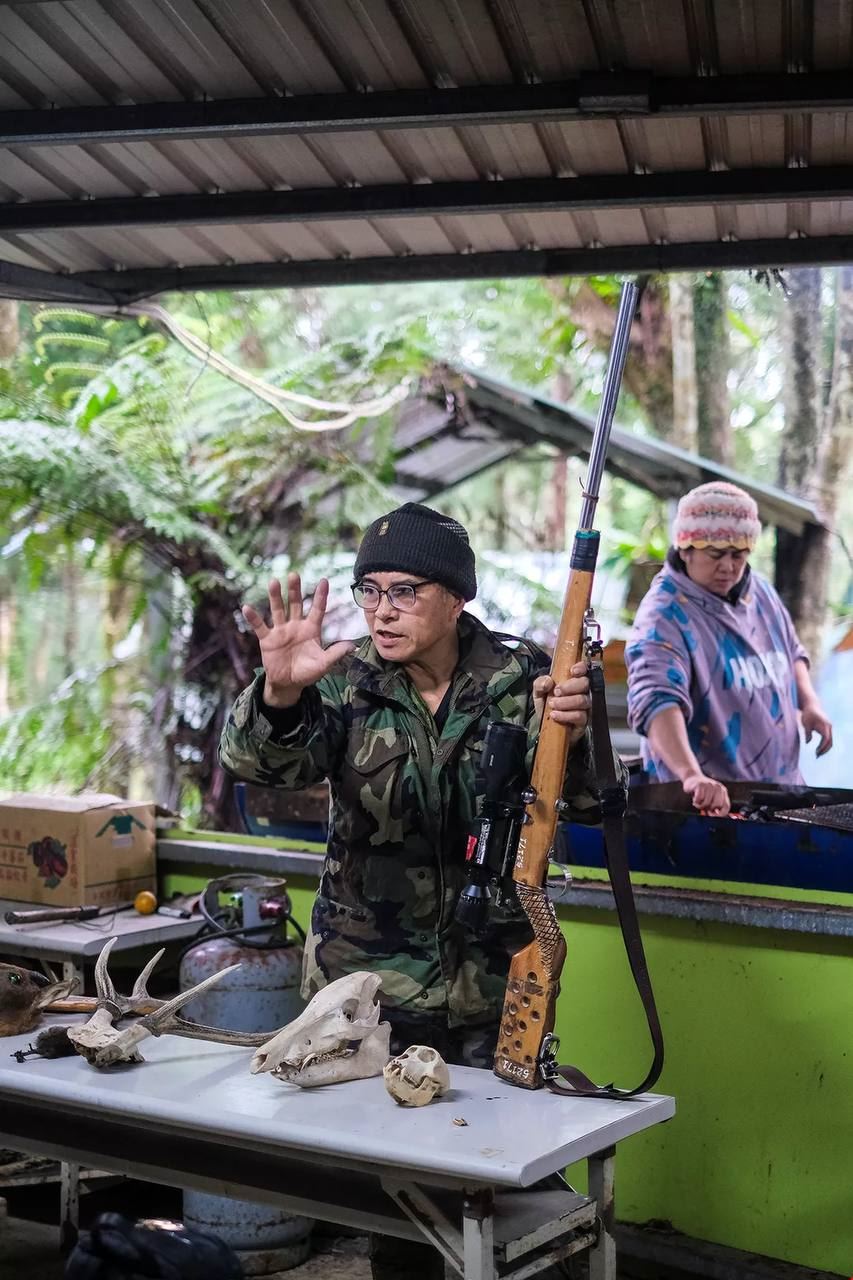 沙瑪營地的營主高忠男進行獵槍教學，他希望讓人明白，打獵不是好玩的活動，而是很神聖莊嚴，又很危險的。