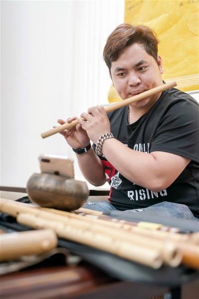 在家鄉從未接觸過傳統越南笛的武維俊，來台後靠著看YouTube自學吹奏，一紓思鄉之情。