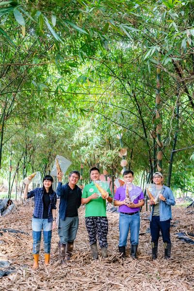 Each conservation project requires cooperation between different agencies. The photo shows people who have worked to protect the farmland green treefrog. From left: Liu Fang-ju and Chuang Meng-hsien of the Watch Nature team, bamboo-shoot farmer Lin Shengwei, Huang Jui-chang of the Tainan District Agricultural Research and Extension Station, and Wang Congwei of the Chiayi Forest District Office. (photo by Lin Min-hsuan)