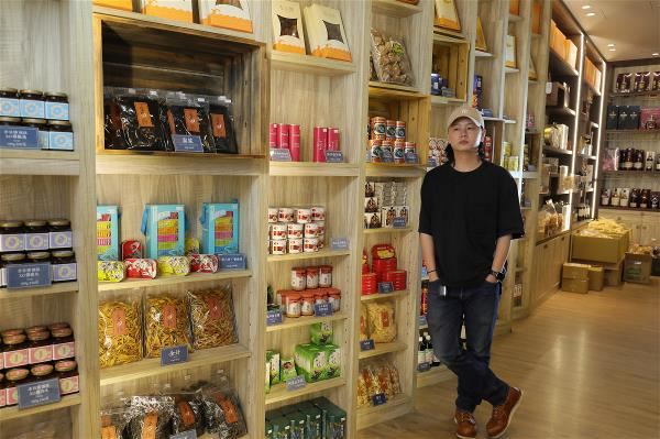 Lee Rih-sheng hopes to revitalize the tradition of Lunar New Year’s Eve family dinners by getting more people to buy the products traditionally associated with the old-fashioned holiday customs.