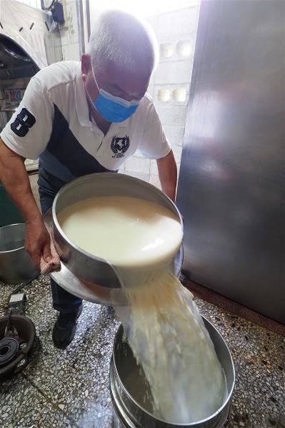 以食用石膏當凝固劑,將黃豆磨煮成豆漿後,沖入已融好石膏粉與地瓜粉的豆漿桶中,靜置等豆花成形。