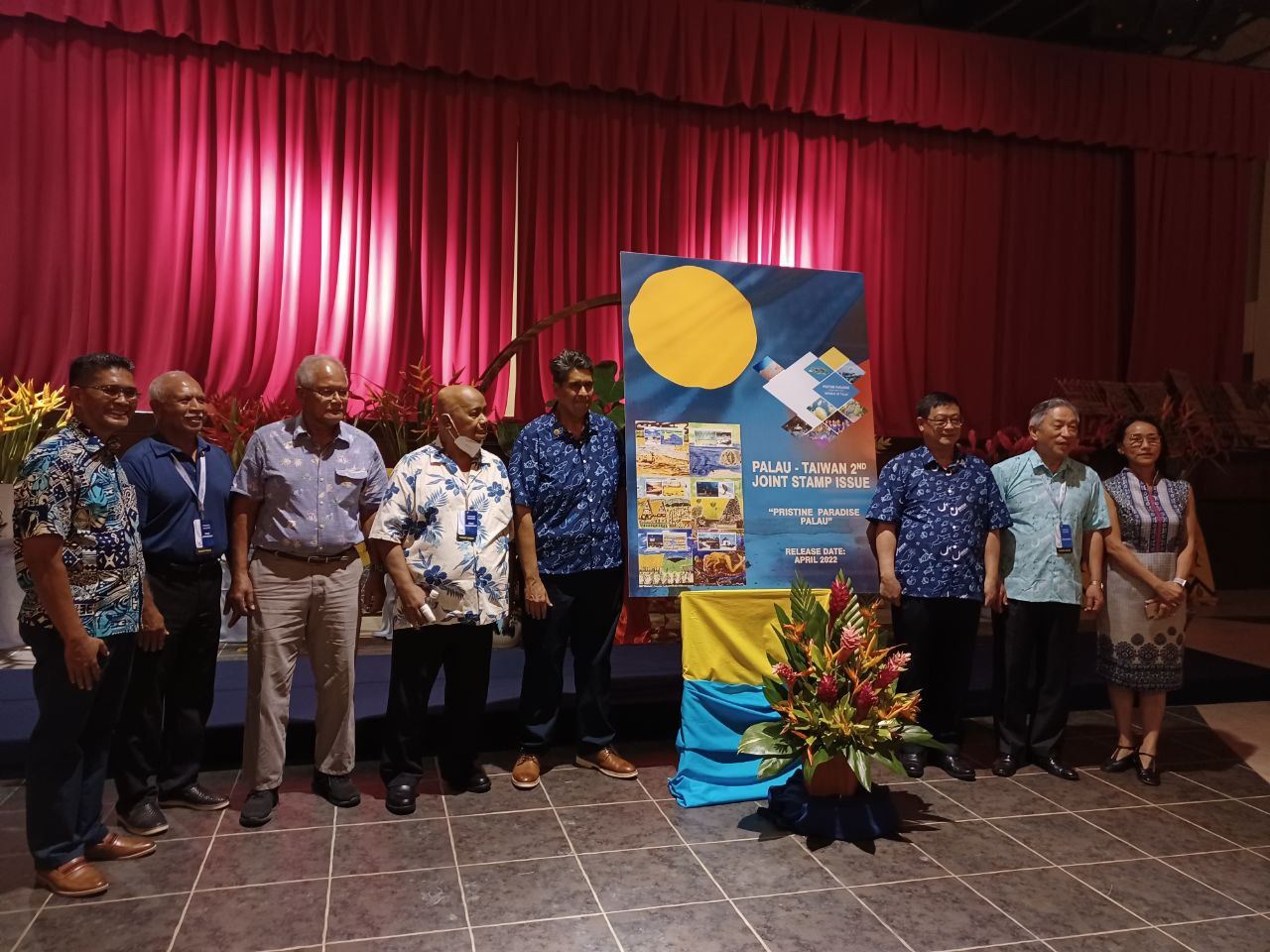行政院環境保護署張子敬署長與惠恕仁總統及外交部田中光政務次長、駐帛琉共和國黎倩儀大使、帛琉眾議長Sabino Anastacio（左4）、帛琉最高法院大法官Oldiais Ngiraikelau（左3）、Angaur州大酋長Uchelbelau Lorenso Edward（左2）、帛琉郵政總長Santy Asanuma（左1）共同揭幕台帛聯合紀念郵票。
