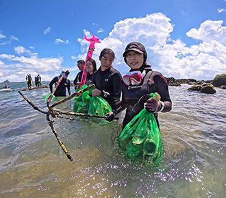 CTdiver organizes events to remove litter and debris from the underwater environment, significantly reducing pressures on corals. (Courtesy of CTdiver)
