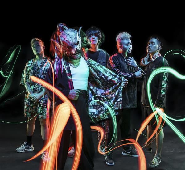 Flesh Juicer’s music incorporates elements from traditional Taiwanese religion. Lead singer Gigo wears a pig mask, as often seen at temple festivals, which symbolizes the spirit of the band.