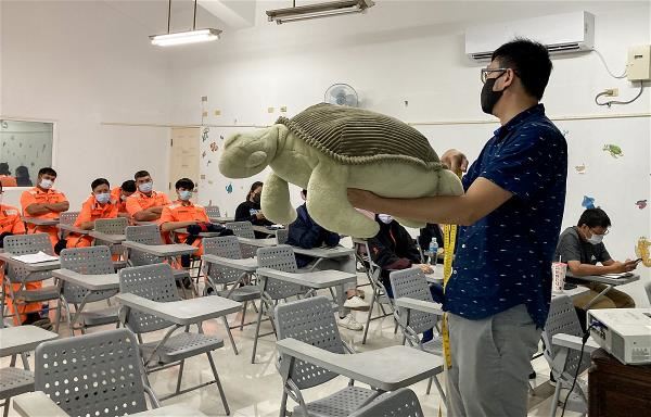 海保署開設相關課程,教導海巡署、海洋巡守員等一線人員,面對擱淺海龜時該如何應對。(海保署提供)