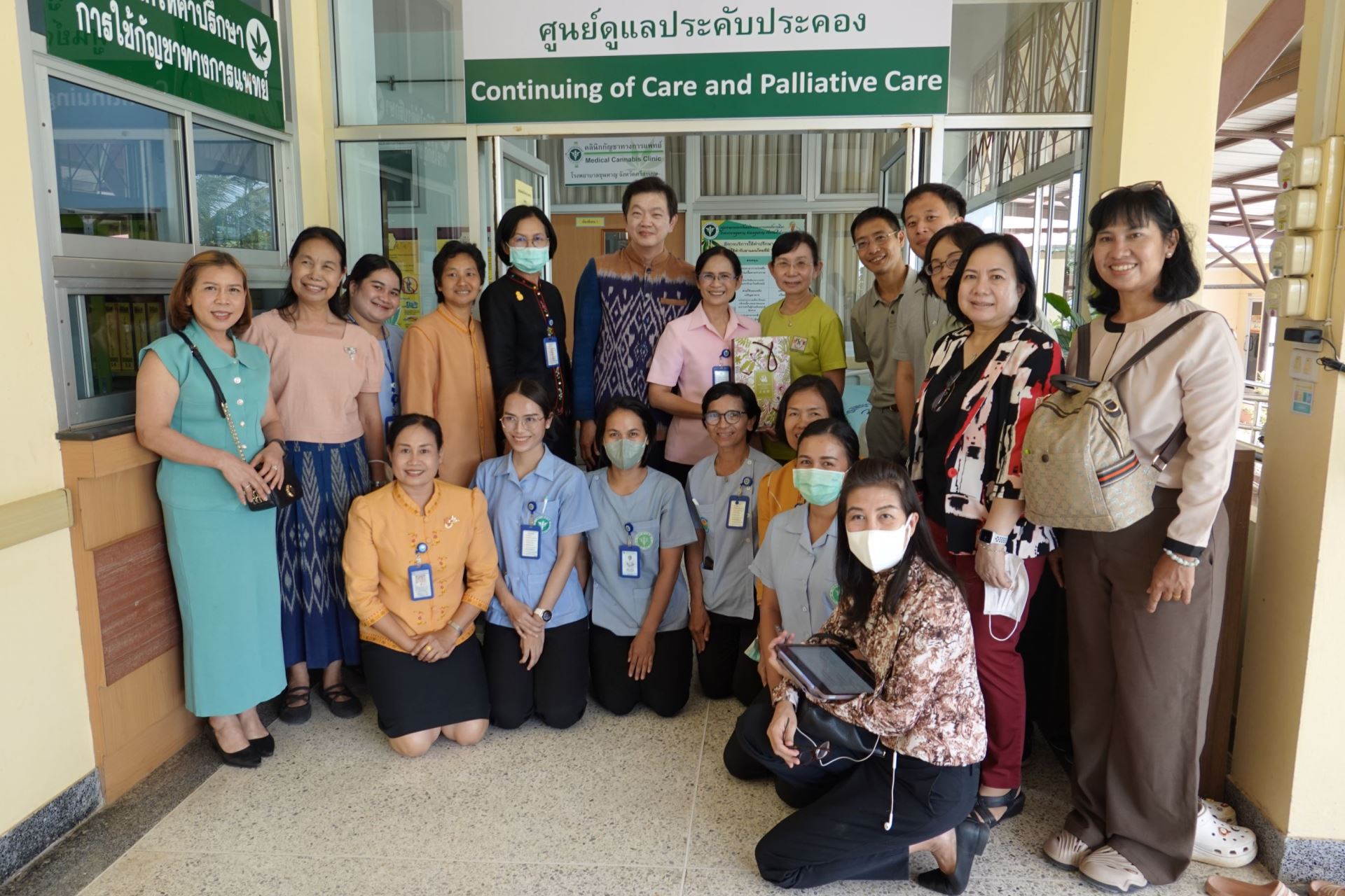 泰國傳統醫藥司副司長Dr. Khwanchai帶領參訪泰國Khunhan醫院合影