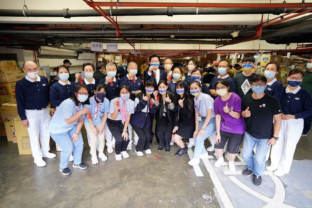 吳部長與慈濟志工及學生志工合影