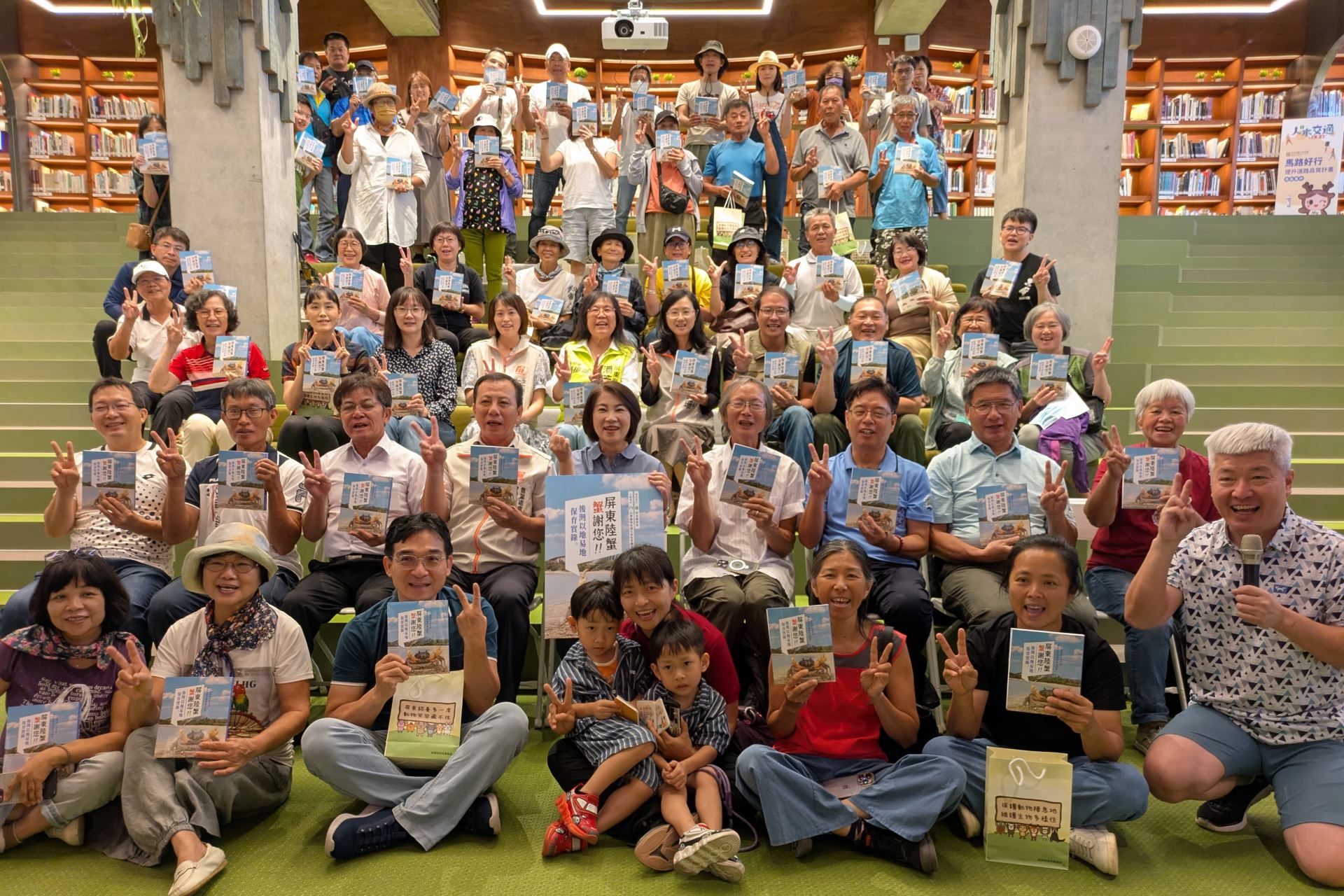 後灣社區居民一起出席新書發表會。攝影:李育琴