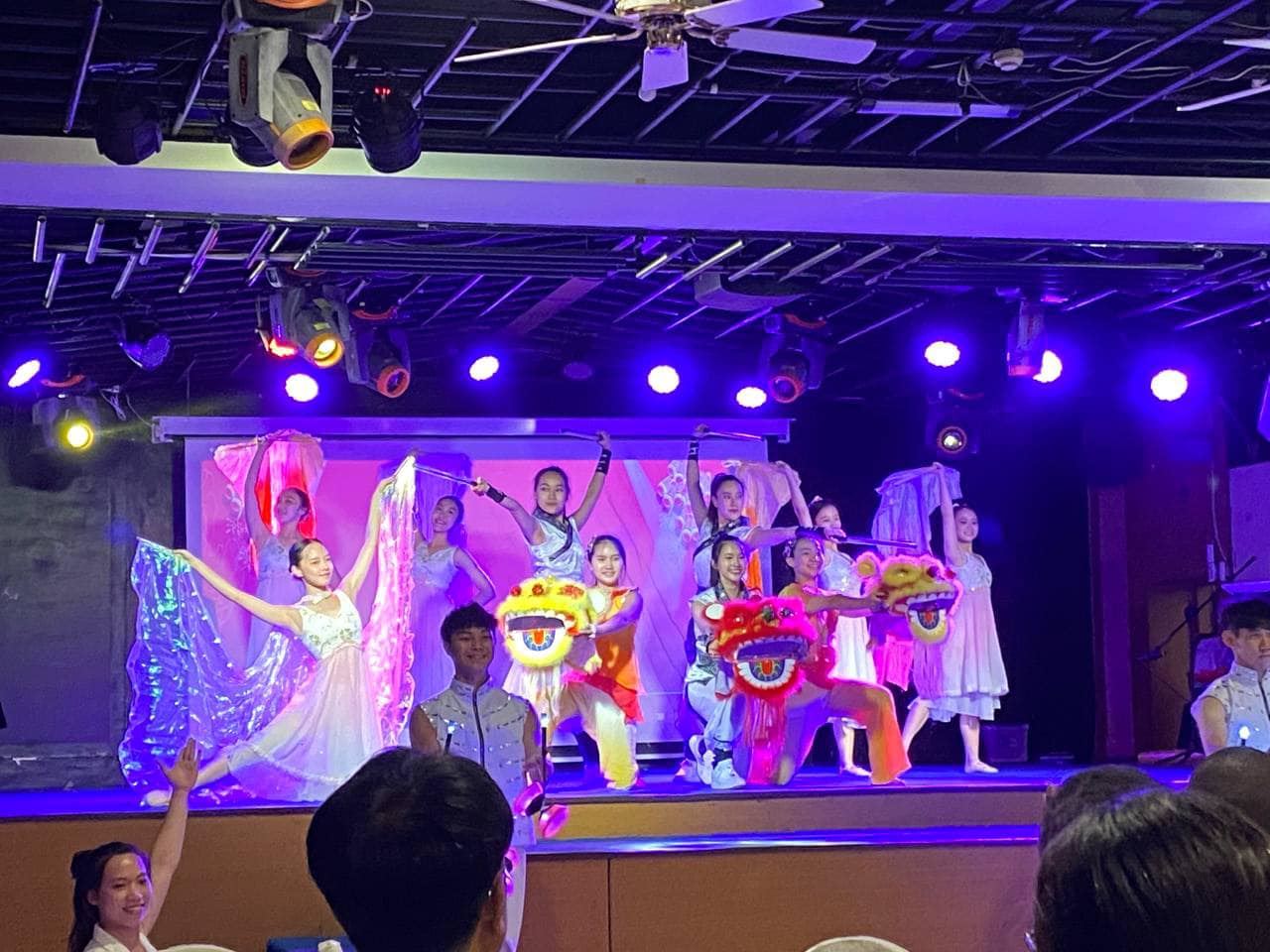 青年大使在台灣文化之夜表演精彩舞蹈。