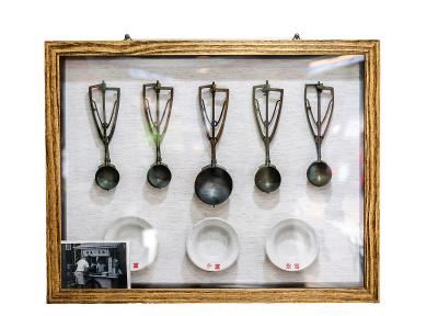 牆上展示著的冰杓與瓷碗，是永富冰淇淋的寶物。