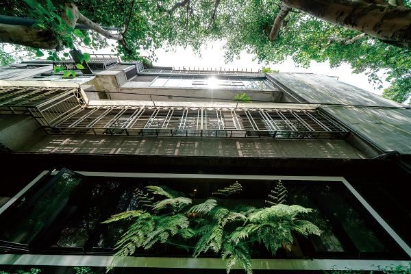 Although they may be on their way out, Taiwan’s old walkup apartment buildings resonate deeply with many people and still comprise a vital part of Taiwan’s housing stock.