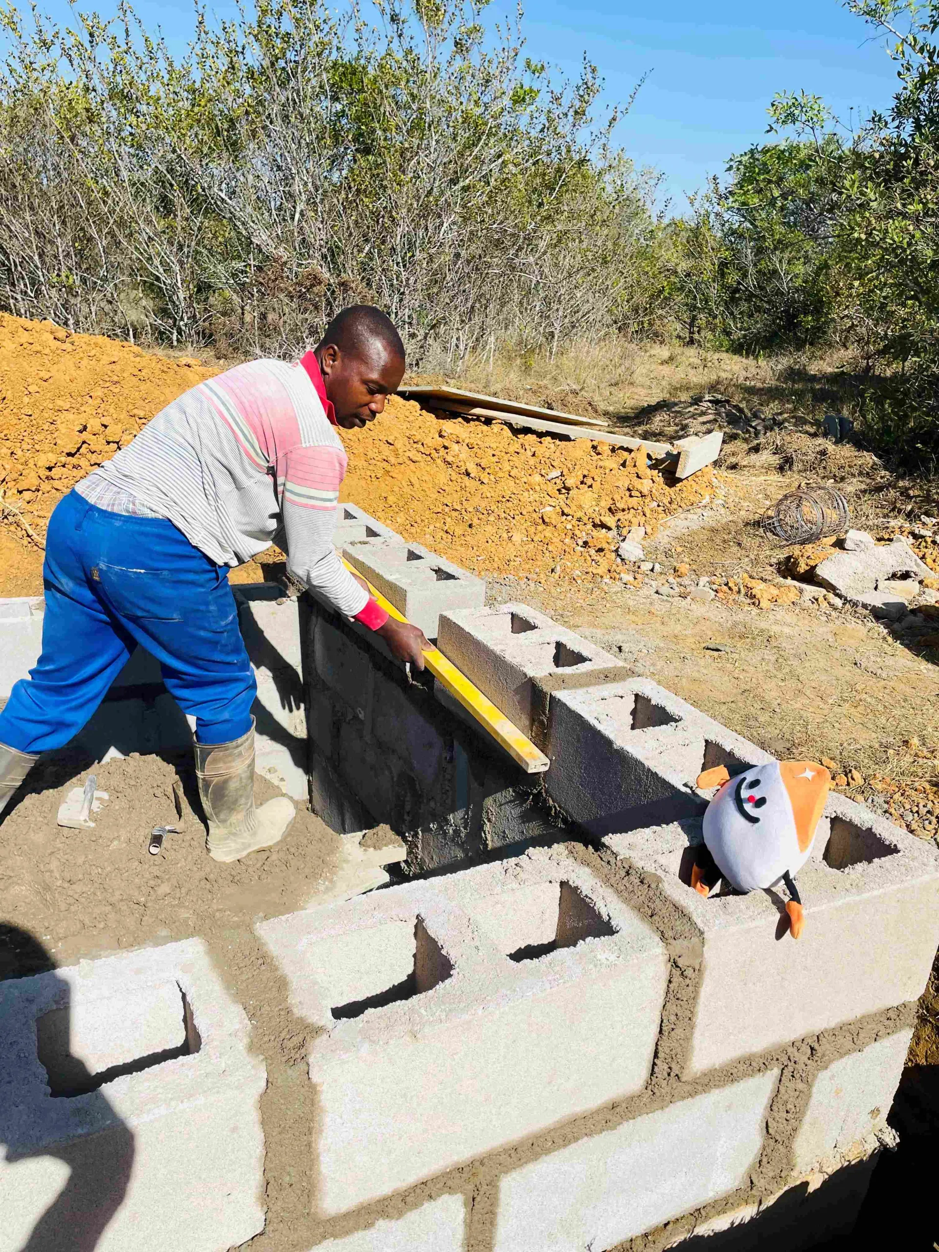 援米計畫，搭配以工代賑，強化社區長期發展工作，也守護居民尊嚴。 (台灣世界展望會提供)