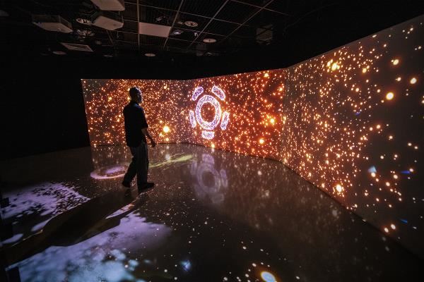 在「電幻1 號所」的放電場,最能感受科技感十足的電幻魅力。
