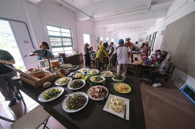 碩仁小食堂為預約的團體客準備以在地食材烹煮的午餐。