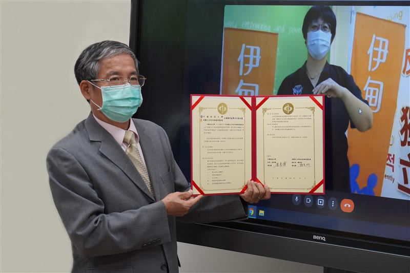 CUTe President Yan-Bo Tang signed the industry-academia collaboration contract with Eden at the online contract signing ceremony to create more internship opportunities for students to enhance their employability.