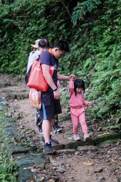 過去是需要陪伴的亞成鳥，如今，會主動牽起走不動的孩子。這些無形中的成長，都將幻化成將來面對困境的能力。