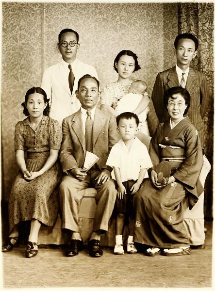 1941年，彊㭽夫婦（前左2、前右1）與彭瑞麟夫婦（後右1、後右2）等人在蓬萊閣用餐完後合影。這幀寓意了二戰期間，台灣歷史、外交、政治的影像，成為後來洪德青（下圖）《當越南王子走進彭瑞麟照相館》的書寫起點。（《彭瑞麟與我們的時代》，貓頭鷹出版社提供）