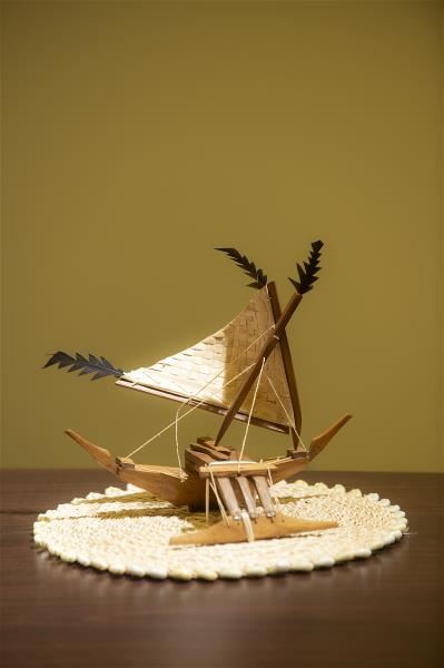 擅長航海的馬紹爾人，用麵包樹幹做成獨木舟的船身與舷外浮桿，用露兜樹葉做船帆。
