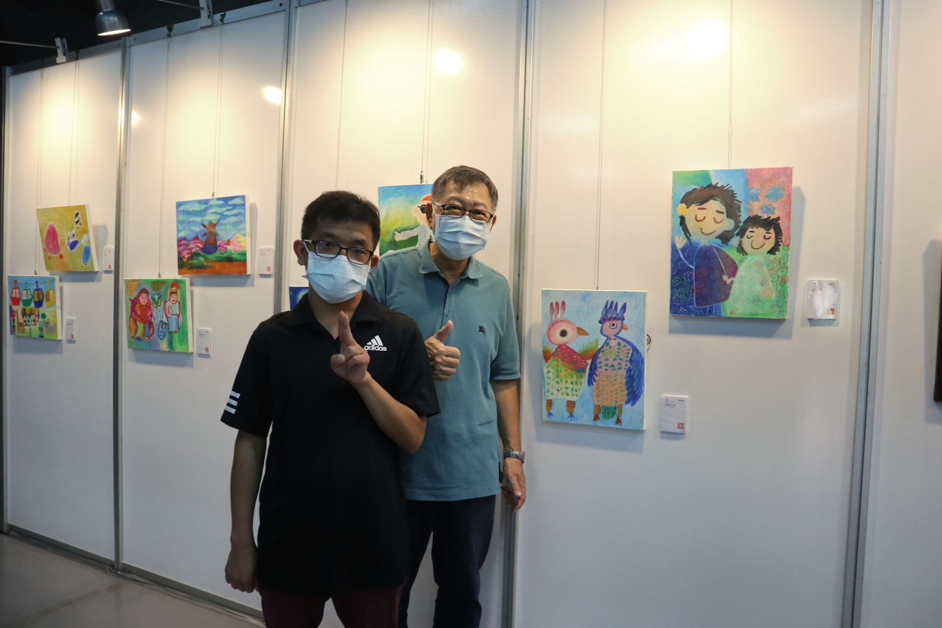 服務對象鈺凱畫出與家人至六福村出遊的回憶