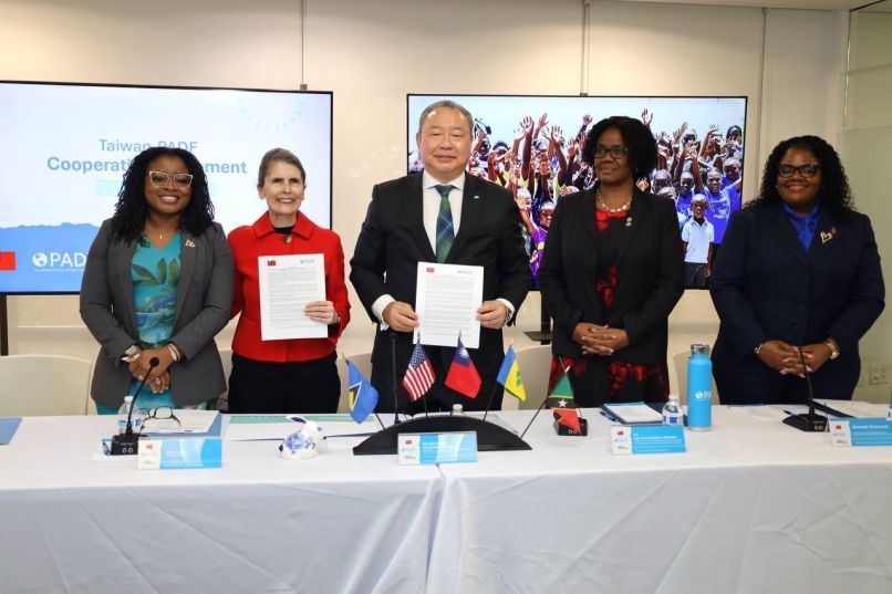 Taipei Economic and Cultural Representative Office in the U.S. Rep. Alexander Yui (center) is joined by Katie Taylor (second left), executive director of the Pan American Development Foundation, in displaying the Ecoyouth Ventures cooperation agreement June 6 in Washington D.C. (MOFA)