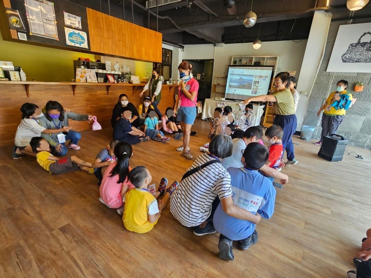 透過親子正向工作坊，幫助照顧者們增進親子互動關係，同時達互助與喘息果效。(芥菜種會提供)