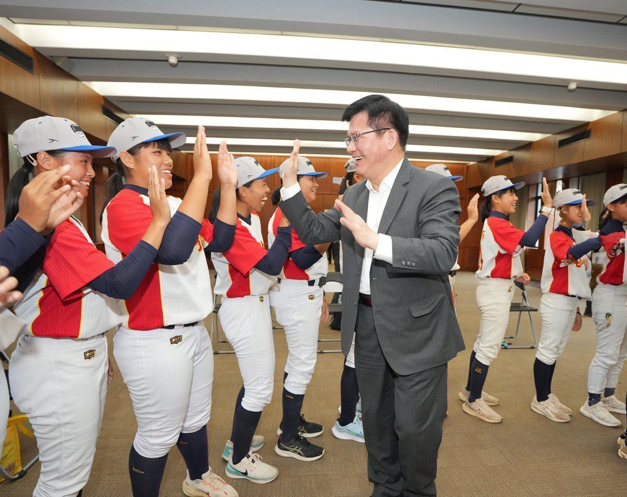 外交部長林佳龍與選手們擊掌慶賀奪冠。