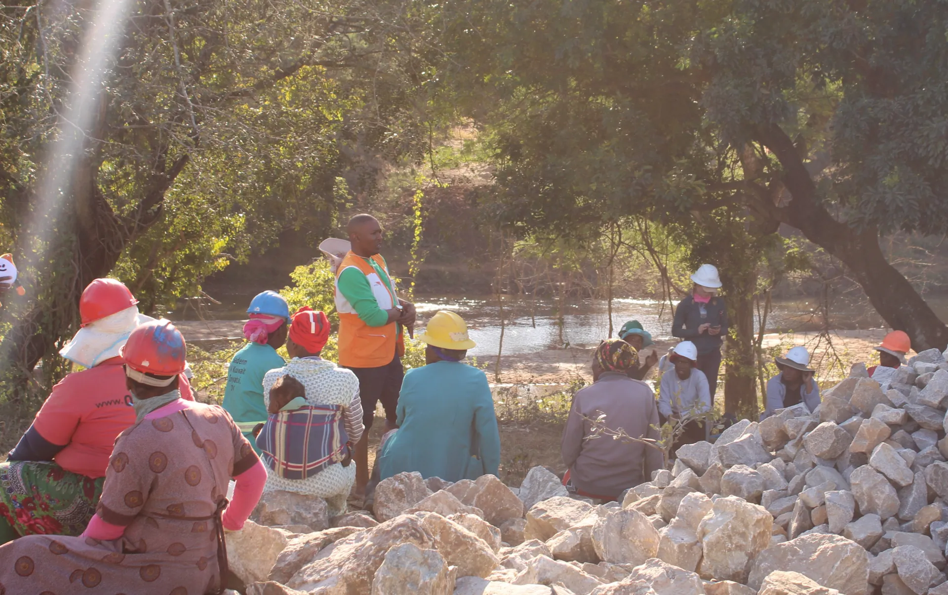 結合社區的復甦工作，讓民眾參與社區基礎建設，如道路修繕、開墾等換取糧食，提升自給能力。(台灣世界展望會提供)