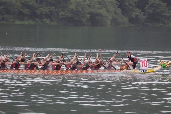 德國勁旅 Neckardrachen 在水上展現飆速英姿。今年該俱樂部派出百餘名選手與隊職員遠道而來，一舉囊括多項金銀牌。