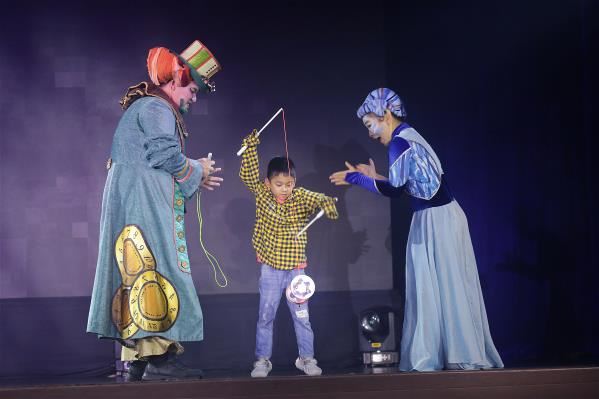 此次菲律賓巡演，除了表演，舞鈴劇場也帶著小朋友體驗扯鈴的樂趣。（菲華文經總會蔡懷強提供）