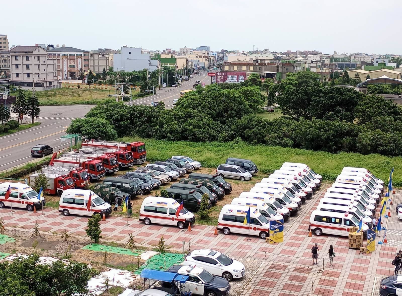 第一批即將前往烏克蘭支援的救護車、消防車及復康巴士,場面壯觀。