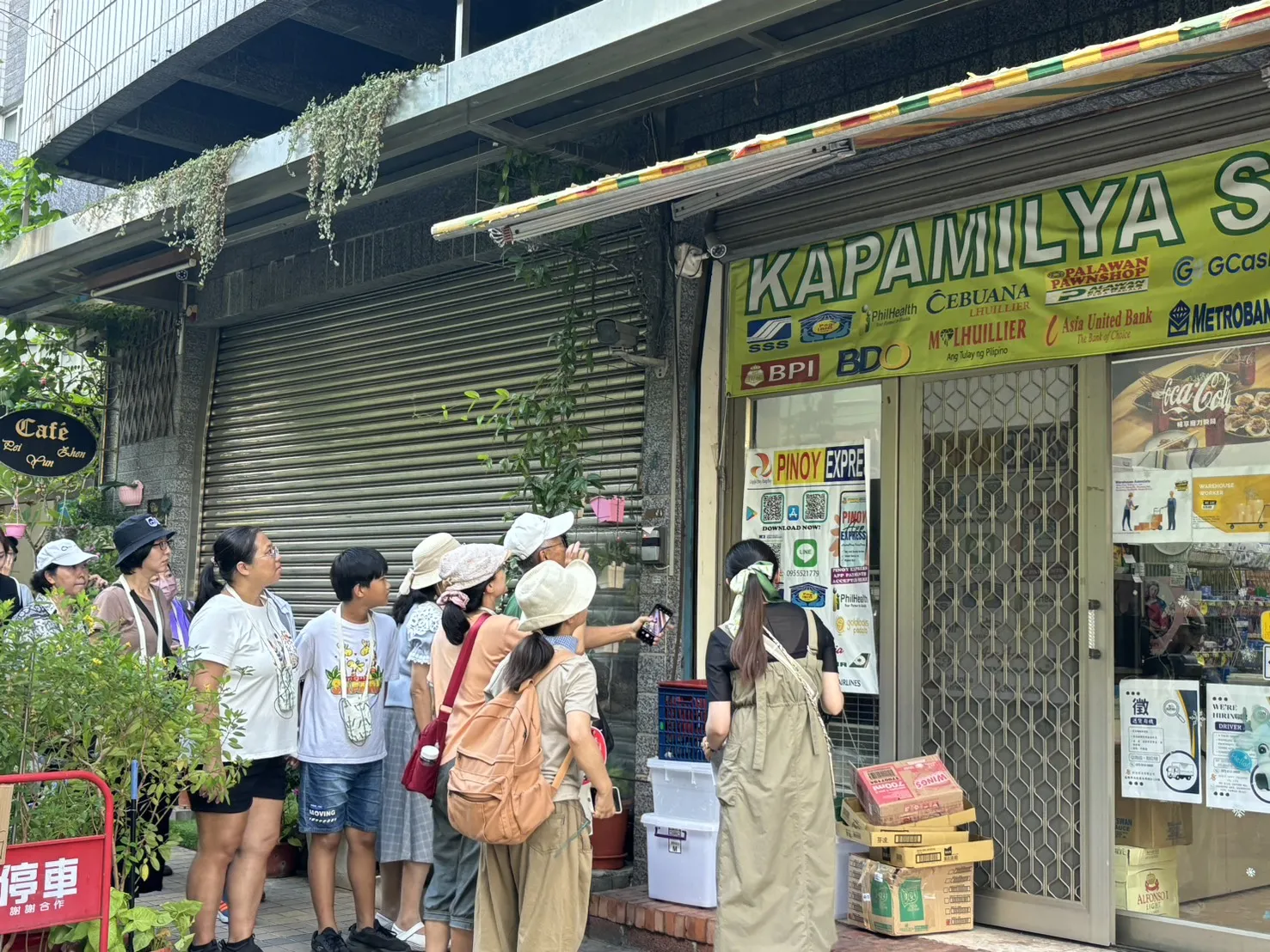 在楠梓成長的菲律賓新二代 Isa 擔任引路人，帶領民眾走訪工業區周邊的菲律賓小吃店、雜貨店與異國住宅，體驗在地新住民與移工的生活樣貌與文化故事。(基督教芥菜種會提供)