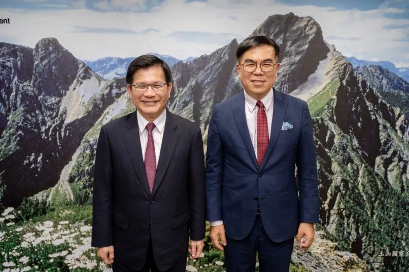 Foreign Minister Lin Chia-lung (left) meets with Environment Minister Peng Chi-ming Dec. 17 in Taipei City to discuss interministerial carbon rights collaboration. (MOFA)
