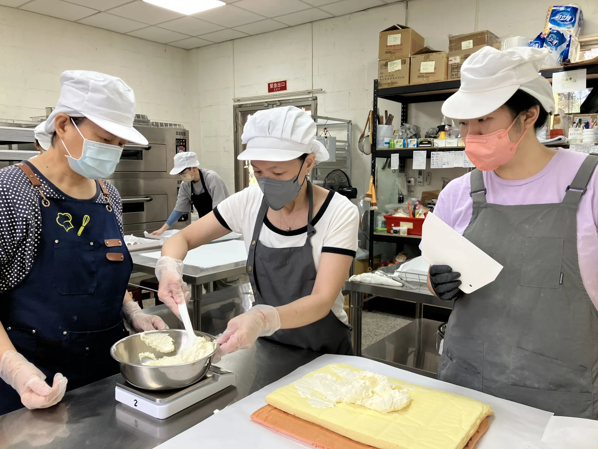 小珊（中）在芥菜種會花蓮習藝所學習烘焙技術，親手揉製的溫暖麵糰帶來自立機會，也成為支撐生活的契機。（芥菜種會提供）