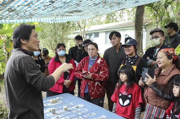 鍾國風（左）承接前人步伐，近年在支亞干展開研究。（鍾國風提供）
