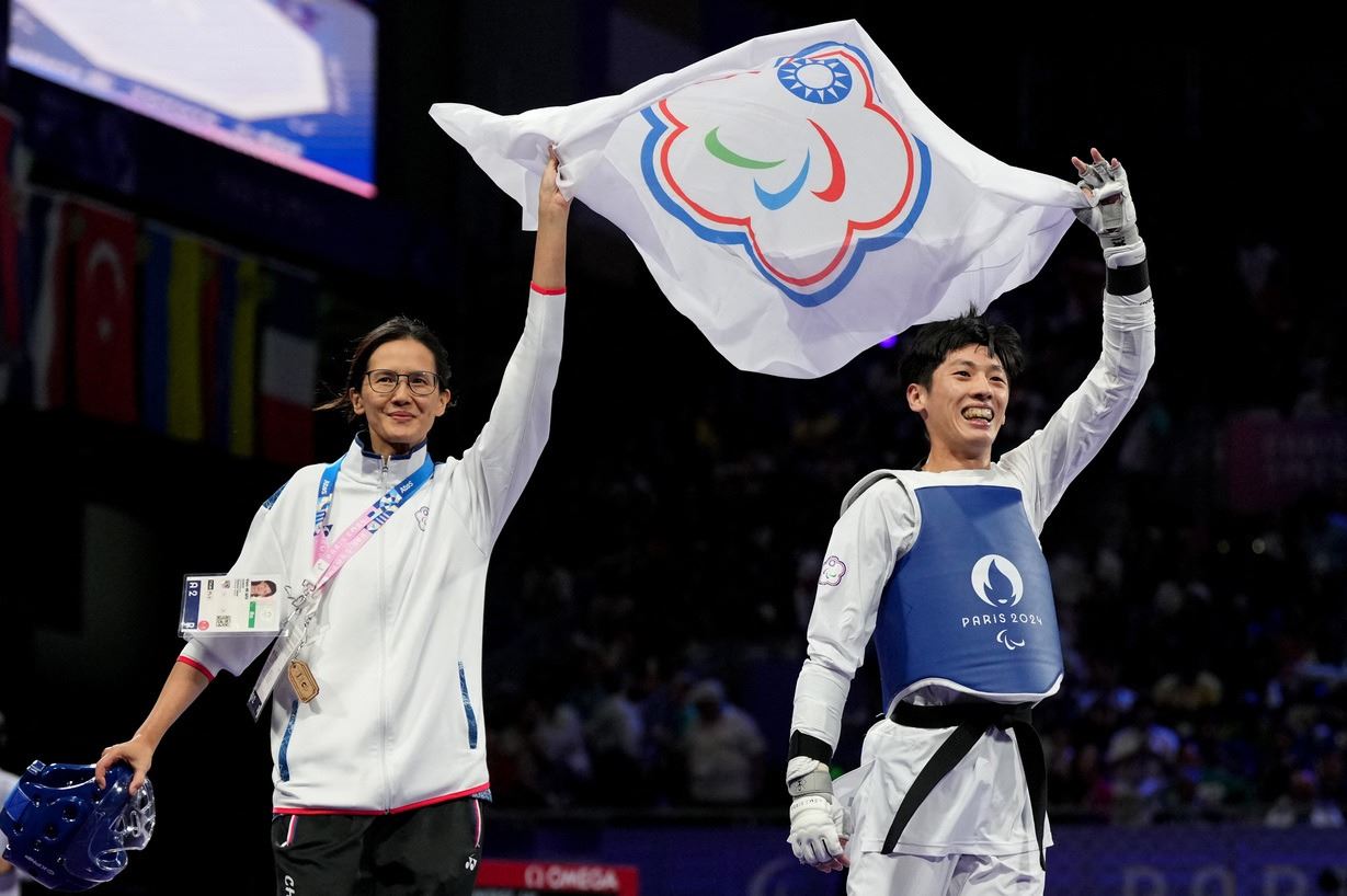 Xiao Xiang-wen, right, and his coach Wu Yen-ni celebrate his bronze medal win in taekwondo at the 2024 Summer Paralympics. (Courtesy of Chinese Taipei Paralympic Committee)
