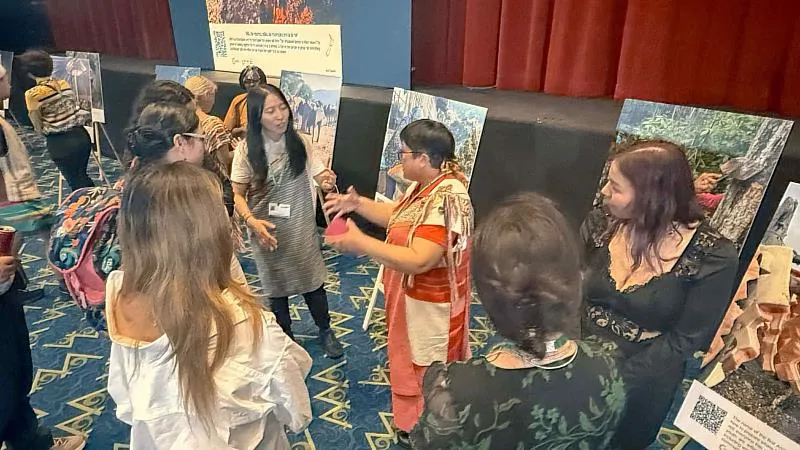 臺灣「小米方舟計畫」團隊參與在《聯合國生物多樣性公約》第八條(j)附屬機構會議（CBD-SBSTTA ）的周邊論壇（side event）影像敘事展覽（Photovoice Exhibition），來自Tbahu（田埔）部落的芭翁老師在會場中和觀眾們分享著小米種植的過程，尋回及拉近將人與地景的關係。（照片由「小米方舟」提供）