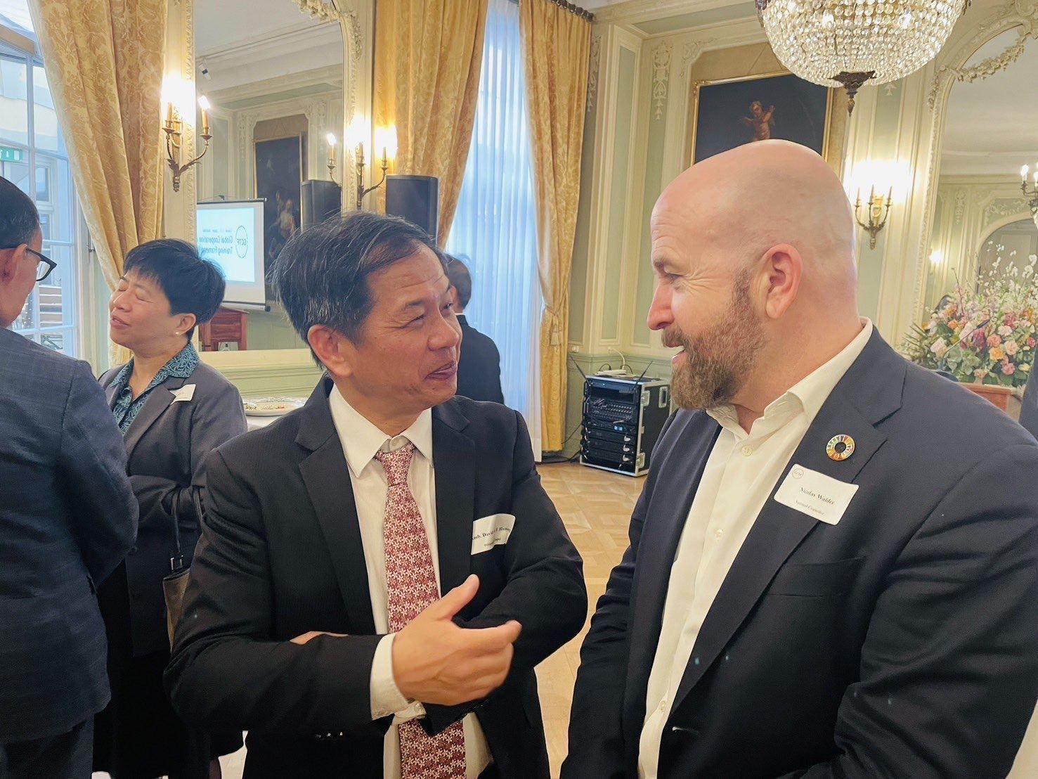 我國駐瑞士代表黃偉峰大使與瑞士聯邦國會友台小組共同主席Nicolas Walder寒暄交談。