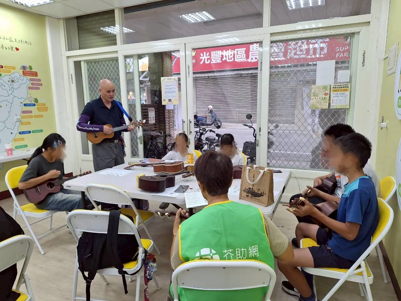 芥菜種會持續在光復鄉陪伴鄉親，設立社區服務據點與重建中心，在社區據點開辦多項課程，陪伴兒少與家庭。
