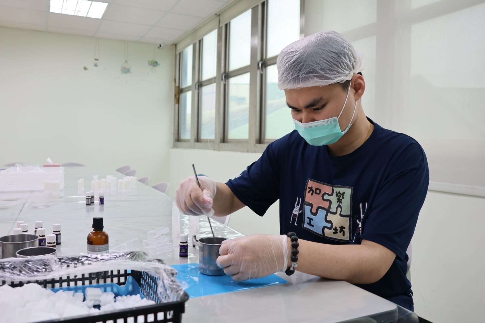 患有中度自閉症的阿辰，在伊甸教保老師的陪伴下，一步步的學會製作手工肥皂的技巧。