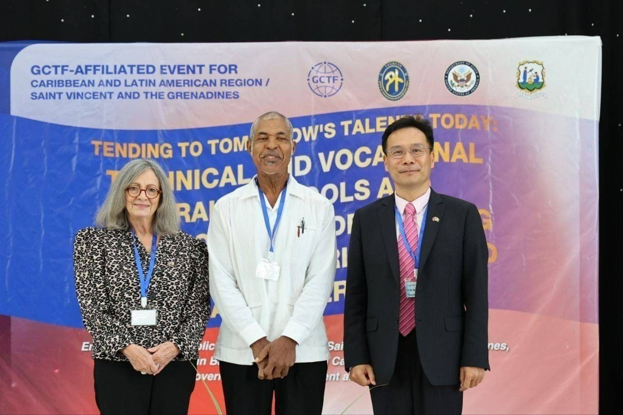 我國駐聖文森國大使藍夏禮（右一）、美國駐巴貝多及東加勒比海大使塔亞拉提拉（Linda Taglialatela，左一）及聖國副總理丹尼爾（Montgomery Daniel，中）共同主持「全球合作暨訓練架構」（GCTF）開幕式。
