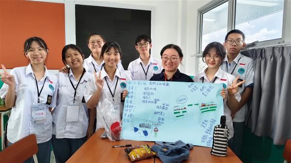 請印尼學生用華語介紹家鄉，讓華語課生動有趣。