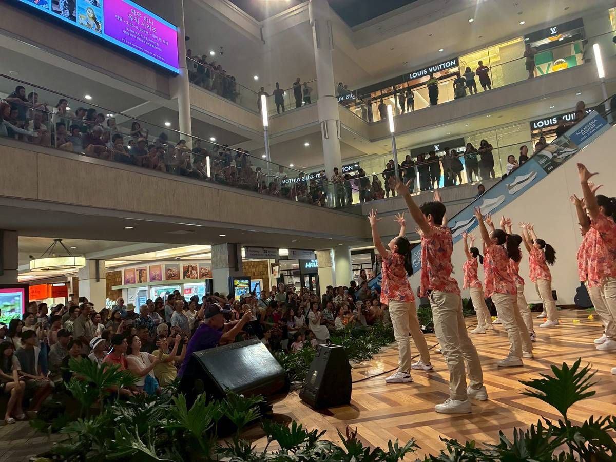 青年大使於檀香山 Ala Moana 購物中心舉辦「台灣文化之夜」,現場互動熱烈