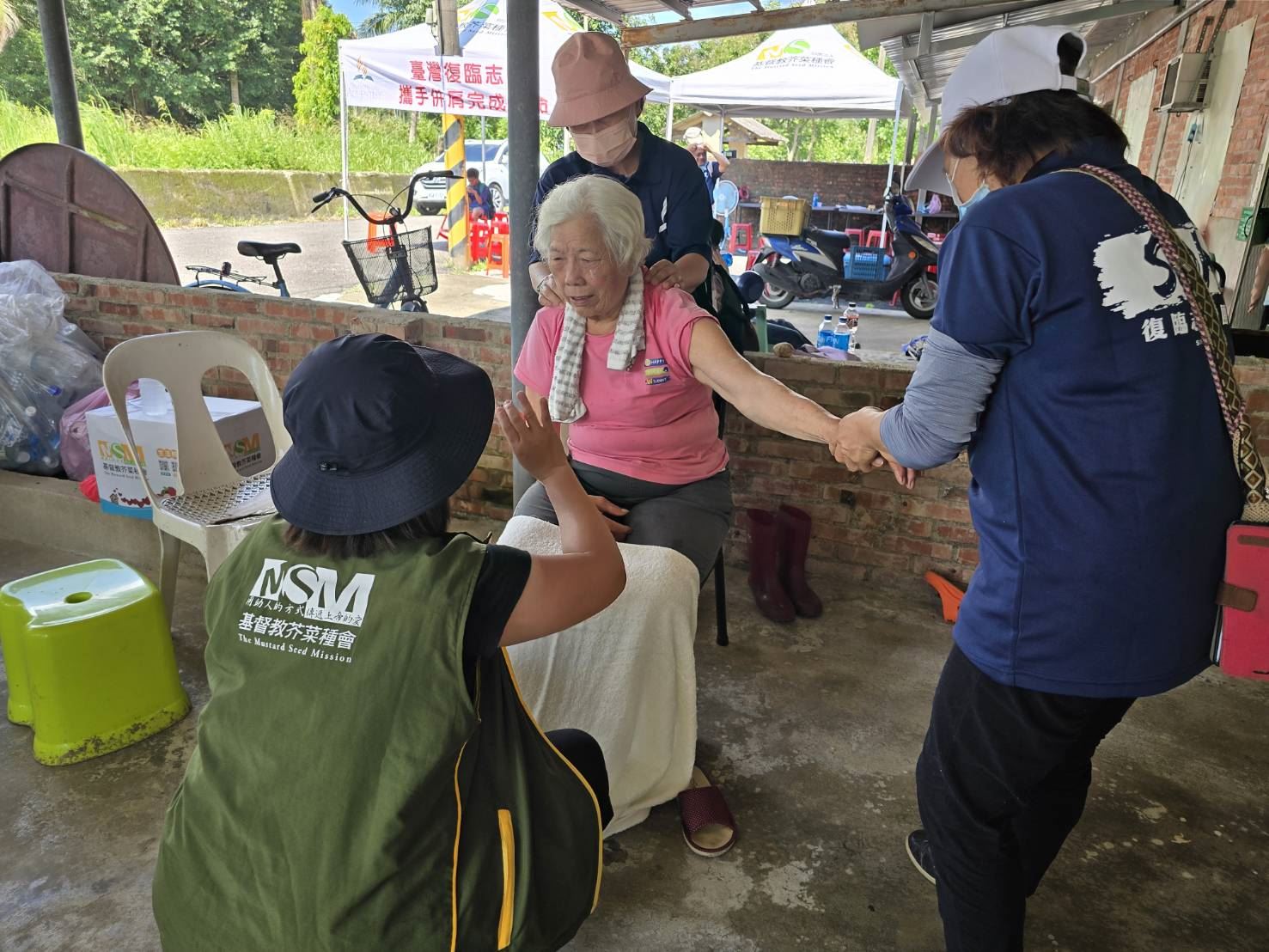 基督復臨安息日會志工團與天主教若瑟醫院提供足浴與中醫義診，療育住民身心。(芥菜種會提供)