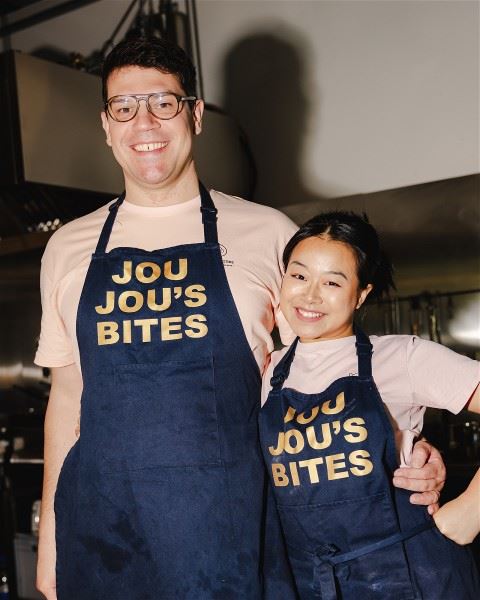Jou Jou Chen observes that at the markets, their customers share tables even if they don’t know each other. They eat pork belly rice and drink pearl milk tea together and chat just like family. Taiwanese food brings strangers together and helps them learn more about Taiwan. Jou Jou Chen and Mustapha Shaldoum are always touched by the sight.