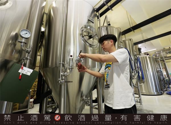 釀酒師劉書維從大學畢業就加入吉姆老爹,並運用所長,釀造出許多結合宜蘭在地原料的酒款。