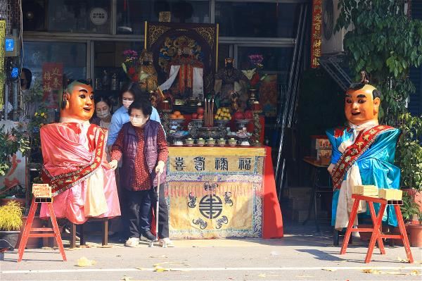 香路上可見神與神交流；民眾設香案，請出家中供奉的神尊，等著迎接媽祖聖駕。