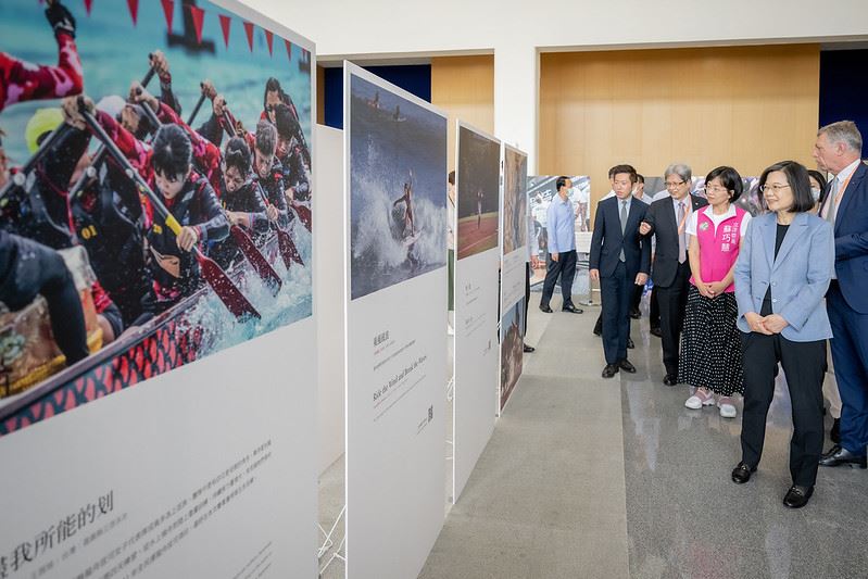 總統參觀「Women in Sports 女性在體壇國際攝影大賽」得獎作品展覽。