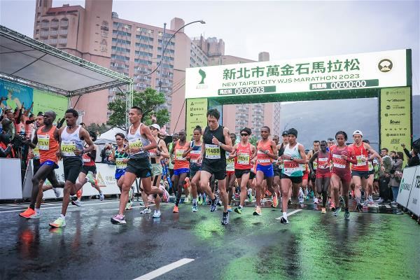 萬金石馬拉松跑在景色怡人的北海岸,賽後可順遊當地著名的國際觀光景點——野柳女王頭。(新北市政府體育處提供)