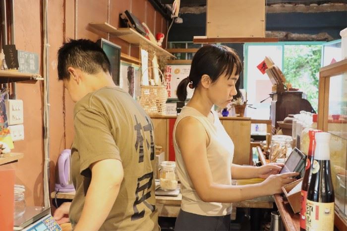 拉拉（左）與鳳嬌（右）於竹蜻蜓綠市集相識，進而踏上了兩人推行無包裝生活的道路。攝影／蔡昀彤