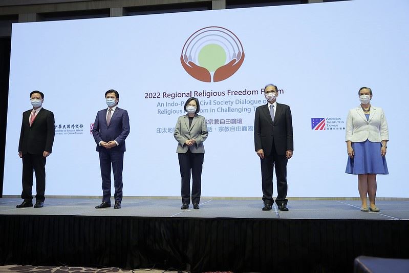 總統和與會人員合影